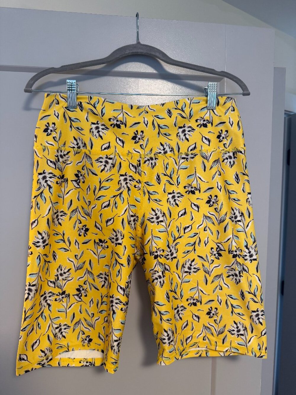 Alice + Olivia yoga shorts excellent condition